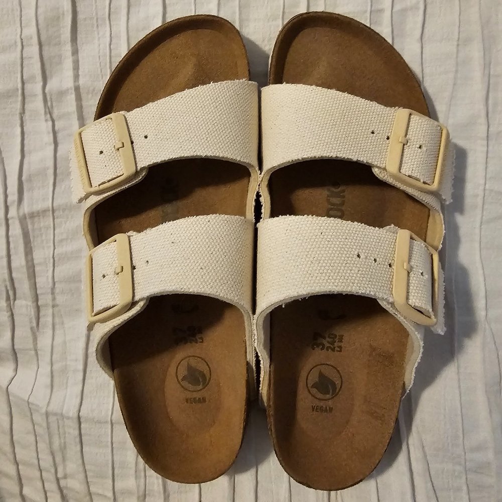 EUC- size 37 Birkenstock Arizona Canvas Slides in Eggshell